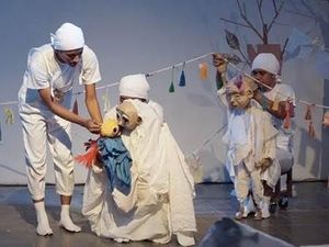 Papermoon Puppet Theatre Sukses Pentaskan Dunia Putih Siwa & Malini di Bali