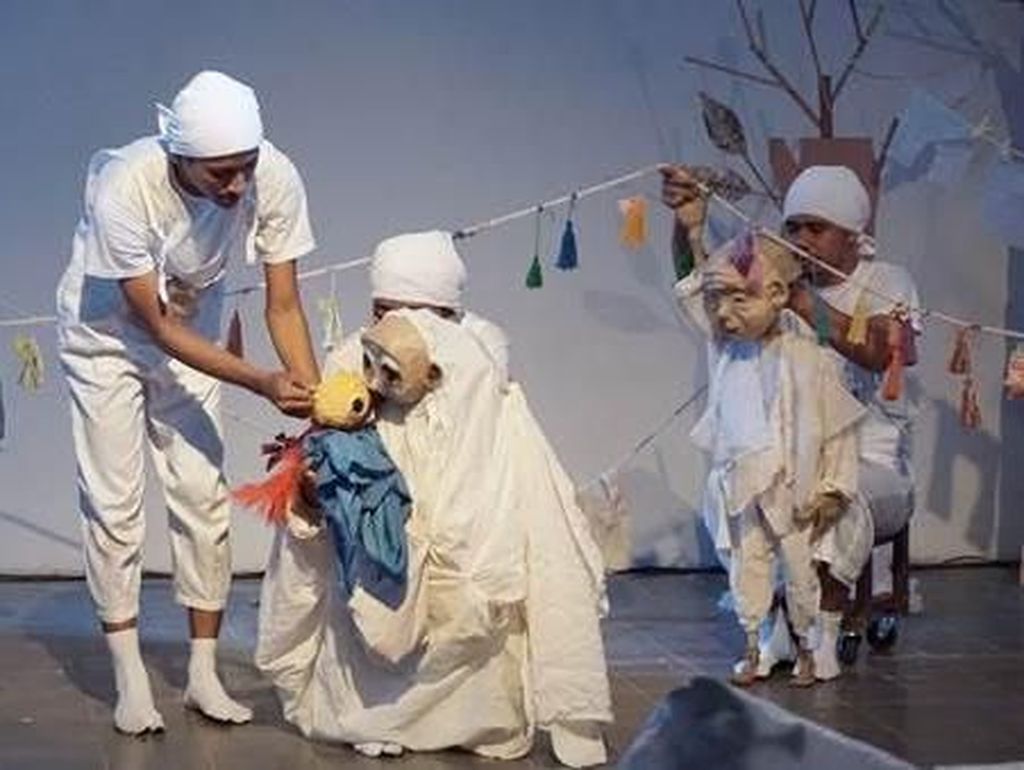 Papermoon Puppet Theatre Sukses Pentaskan Dunia Putih Siwa & Malini di Bali Papermoon Puppet Theatre Sukses Pentaskan Dunia Putih Siwa & Malini di Bali