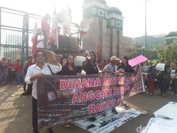 Tolak RUU KUHP, Aliansi Masyarakat Sipil Aksi di Depan Gedung DPR