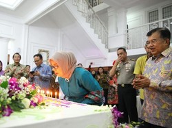 Canda JK Saat Rayakan Ultah Ke-75 Istrinya