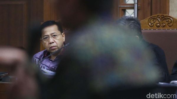 Novanto Kembali ke Ruang Sidang
