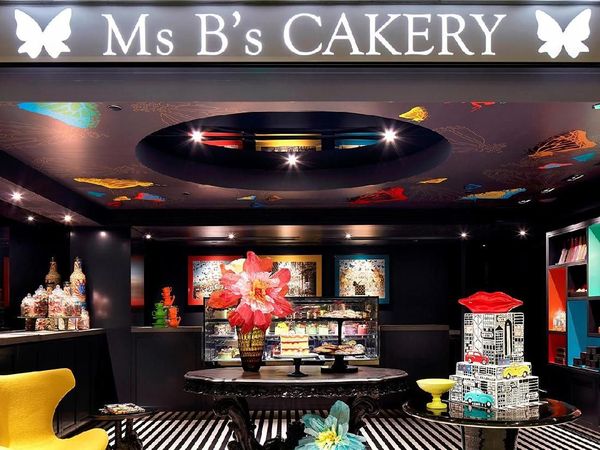 Cantiknya! Ada Kupu-kupu Warna-warni Hinggap di Aneka Cake Buatan Ms B