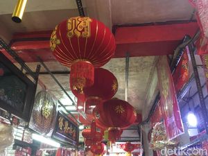 Jelang Imlek, Kue Keranjang dan Lampion Dijual di Petak Sembilan