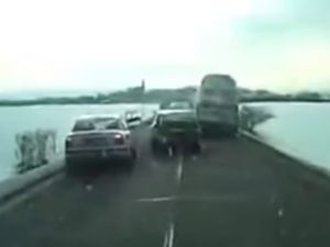 Inilah Pentingnya Lihat Spion Sebelum Menyalip