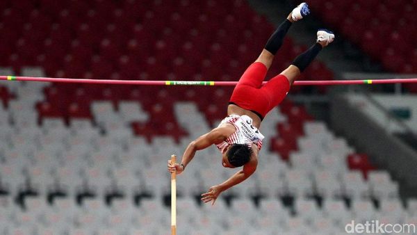 Aksi Memukau Atlet Lompat Galah Idan Fauzan Richsan