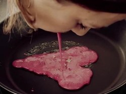 Fenomenal! Wanita Ini Bikin Pancake Valentine dengan Mulutnya