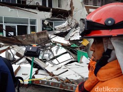 Konstruksi Bangunan Apotek di Yogya Ambruk, Puluhan Motor Tertimbun