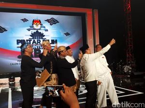 Keakraban 4 Paslon Pilgub Jabar Saat Pengundian Nomor Urut