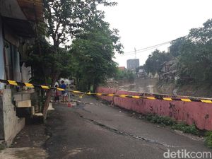 Jalanan di Kampung Berlan Retak Sepanjang 50 Meter