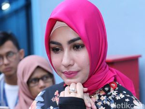 Lalai karena Mau Buang Sampah, Kartika Putri Malah Tabrak Mobil Orang