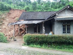 Longsor yang Terjang 2 Rumah Ini Paksa Penghuninya Mengungsi