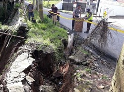 Hati-hati, Plengsengan Jalur ke Bromo Lewat Purwodadi Longsor