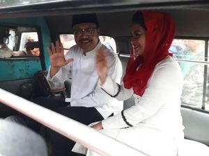 Gus Ipul-Puti Naik Mikrolet Ambil Nomor Urut