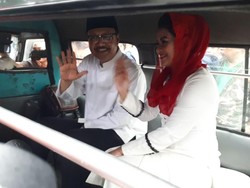 Gus Ipul-Puti Naik Mikrolet Ambil Nomor Urut