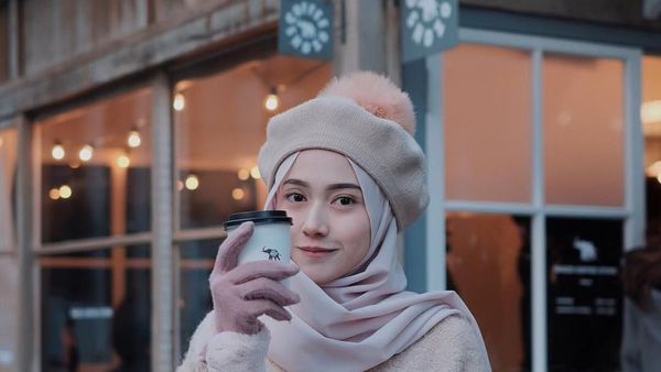 Foto: 10 Gaya Hijab Pakai Topi yang Kekinian Ala Nisa Cookie
