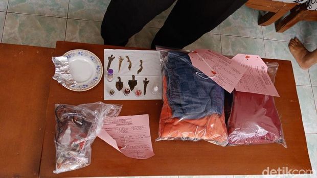 Dukun cabul yang ditangkap dan barang bukti yang diamankan Polres Jaksel, Selasa (13/2/2018)