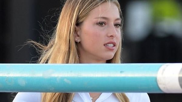 Gaya Unik Putri Cantik Steve Jobs Tenteng iPhone