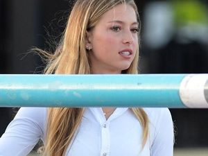 Gaya Unik Putri Cantik Steve Jobs Tenteng iPhone