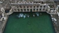 Foto: Mandi di Kolam Romawi Berusia 2000 Tahun Saat Musim Dingin