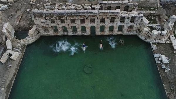 Foto: Mandi di Kolam Romawi Berusia 2000 Tahun Saat Musim Dingin