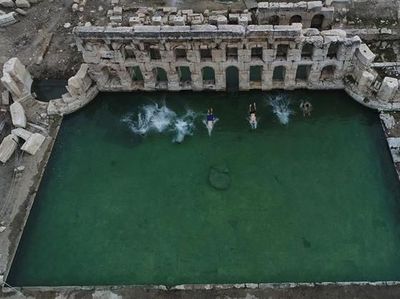 Foto: Mandi di Kolam Romawi Berusia 2000 Tahun Saat Musim Dingin