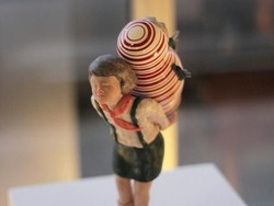 Melihat Patung Mini Unik di Galeri Salihara