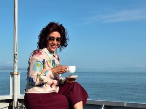 Mengintip Gaya Nyentrik Susi Pudjiastuti Saat Ngopi di Tengah Laut! Mengintip Gaya Nyentrik Susi Pudjiastuti Saat Ngopi di Tengah Laut!