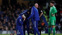 Setelah itu Giroud lanjut bermain. Ada perban yang melingkar di kepala memar pemain asal Prancis tersebut. (Foto: Andrew Couldridge/Action Images via Reuters)