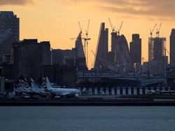 Bom Sisa Perang Dunia II Dipindahkan, Bandara London Dibuka Kembali