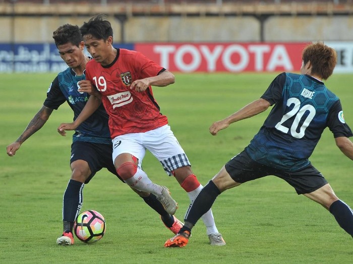 Pesepak bola Bali United Hanis Sagara Putra (tengah) berebut bola dengan pesepak bola Yangon United Suan Lam Mang (kiri) dan Kosuke Yamazaki (kanan) dalam pertandingan Grup G Piala AFC 2018 di Stadion I Wayan Dipta, Gianyar, Bali, Selasa (13/2). Bali United kalah dari Yangon United dengan skor 1-3. ANTARA FOTO/Nyoman Budhiana/kye/18.