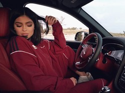 Kylie Jenner Merilis Kosmetik Badai Terinspirasi dari Nama Anaknya