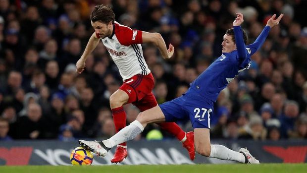 Jay Rodriguez mencoba melewati adangan Andreas Christensen dalam pertandingan Selasa (13/2).