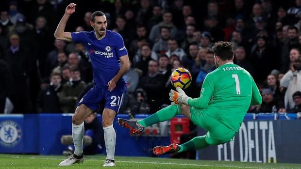 Pemain belakang Davide Zappacosta mencoba membobol gawang Ben Foster tapi gagal.