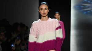 Foto: Tips Gaya Kekinian dengan Baju Pink di Hari Valentine