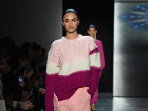Foto: Tips Gaya Kekinian dengan Baju Pink di Hari Valentine Foto: Tips Gaya Kekinian dengan Baju Pink di Hari Valentine