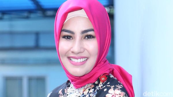 Berhijab, Kartika Putri Makin Cantik