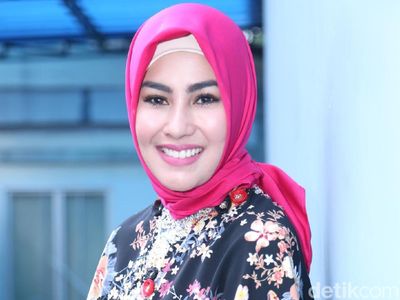 Berhijab, Kartika Putri Makin Cantik
