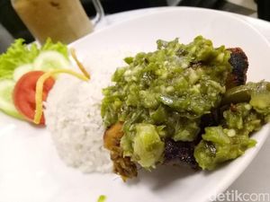 Biar Kenyang dan Hangat, Enaknya Makan Lidah, Iga dan Ayam Bumbu Cabe Ijo