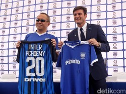 Zanetti menghadiri peluncuran akademi Persib di Stadion Siliwangi, Kota Bandung, Selasa (13/2/2018). Para petinggi PT PBB seperti Glen Sugita, Teddy Tjahyono, Erik Tohir, Zainuri, dan Kuswara S Taryono juga hadir.
