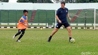Zanetti sempat bermain sepakbola dengan anak-anak Akademi Persib.
