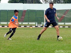 Zanetti sempat bermain sepakbola dengan anak-anak Akademi Persib.