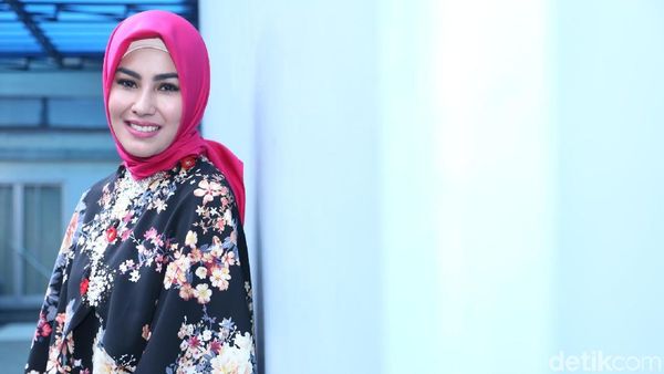 Cantiknya Kartika Putri Berhijab, Rianti Cartwright hingga Pamela Bowie