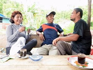 Serunya Gaya Politisi Saat Ngopi hingga Aksi BCL Memasak Buat Suami