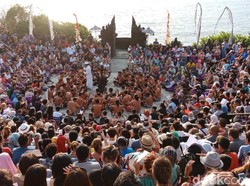 Sunset Eksotis Berpadu Tari Kecak Hanya Ada di Bali