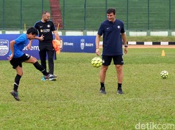 Akademi Persib merupakan afterschool program untuk anak-anak usia dini, terutama usia 10-16 tahun yang tertarik dan memiliki talenta bersepakbola.