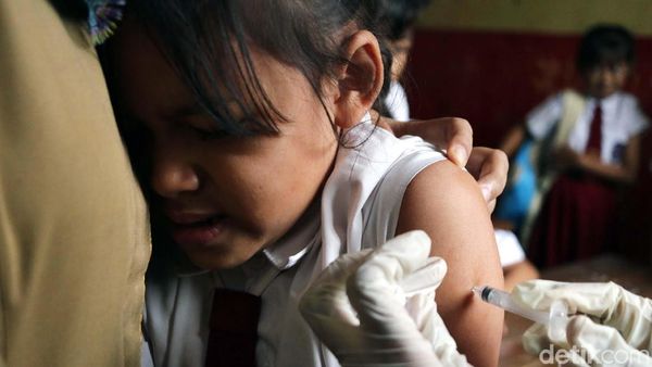 Ekspresi Siswa SD Kampung Tengah saat Disuntik Difteri