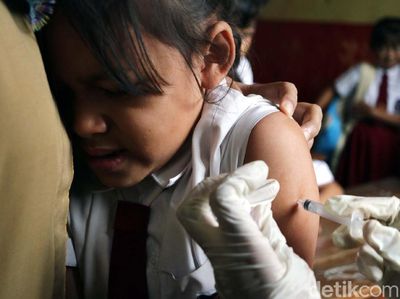 Ekspresi Siswa SD Kampung Tengah saat Disuntik Difteri