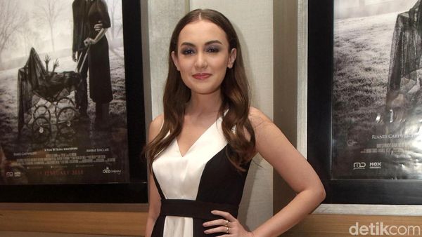 Stunning! Rianti Cartwright Anggun dengan Dress Monokrom