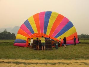 Naik Balon Udara di Laos, Bikin Merem Melek!