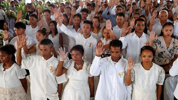 Foto: Jelang Valentine, Tua-Muda Ikuti Nikah Massal di Filipina